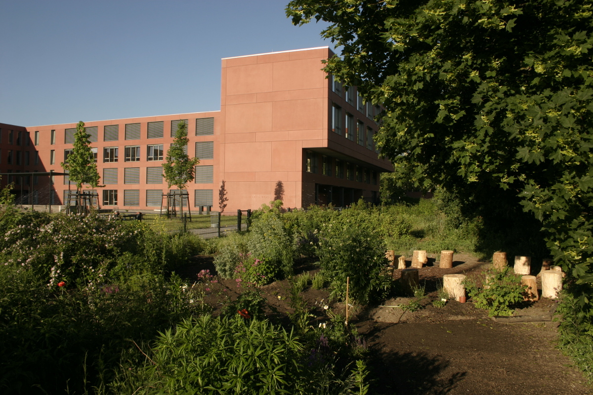 Sitzecke im Schulgarten