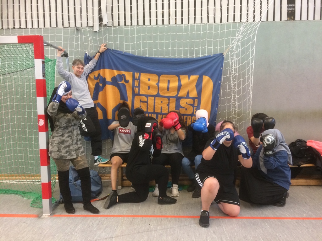 Viele wehrhafte Boxerinnen