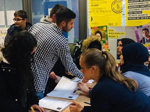 Schülerinnen und Schüler informieren sich über die Menschenrechtslage