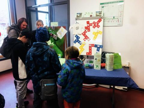 Interessierte Besucher am Mathestand