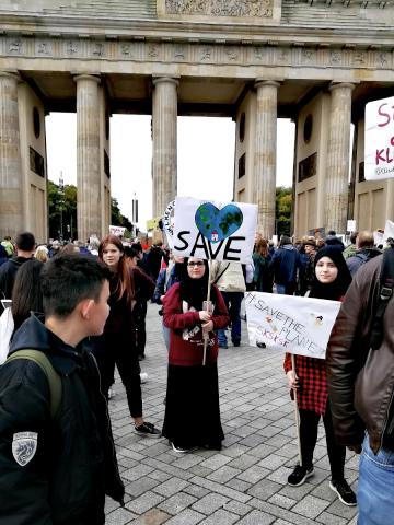 Mit Schild vor dem Brandenburger Tor, FFF