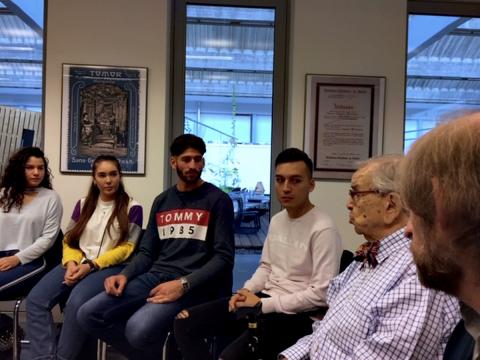 Henry Wuga im Gespräch mit Schülern der OHS