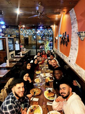 Gruppenbild beim Essen