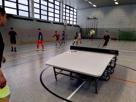 Schüler spielen Teqball an der OHS