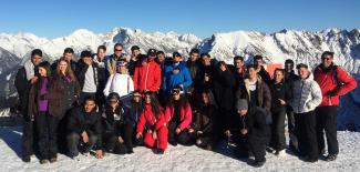 Gruppenbild vor Bergpanorama