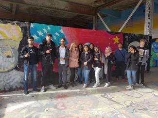 Gruppenbild der 11.2 vor einem Graffiti