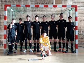 Team mit Pokal