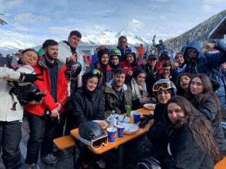 Gruppenbild vorm Berg