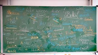 Tafel mit den Namen der Kinder