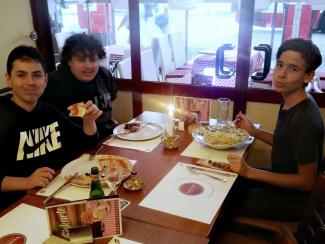 Beim Pizzaessen