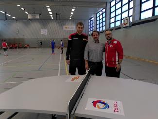 Union-Trainer Christian Stuff, Schulleiter Herr Koglin, Massimo Artioli von macron 