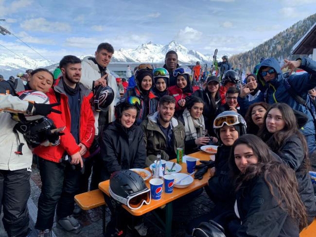 Gruppenbild vorm Berg