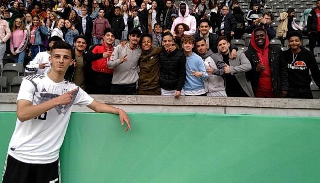 Mesut Kesik vor Mitschülern der OHS