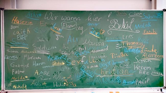 Tafel mit den Namen der Kinder