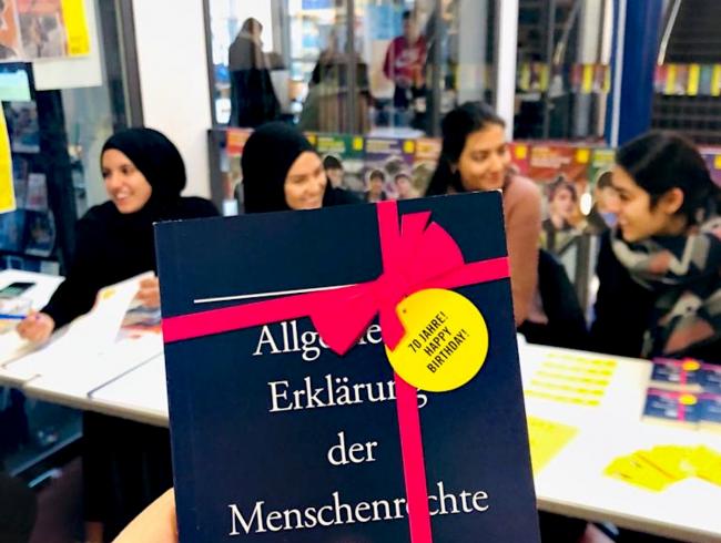 Schülerinnen der OHS betreuen einen Stand des Briefmarathons