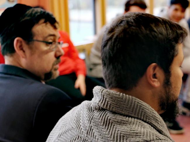 Imam und Rabbiner im Gespräch mit Schülerinnen und Schülern