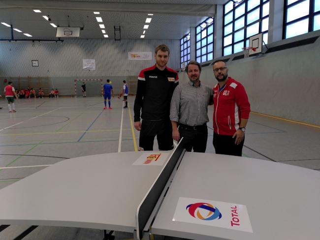 Union-Trainer Christian Stuff, Schulleiter Herr Koglin, Massimo Artioli von macron 
